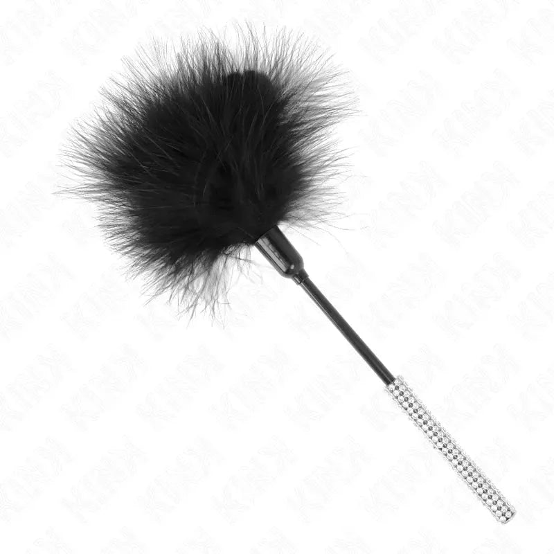 Accessoire BDSM en cuir noir luxe, cravache élégante avec détails raffinés pour plaisir sophistiqué.