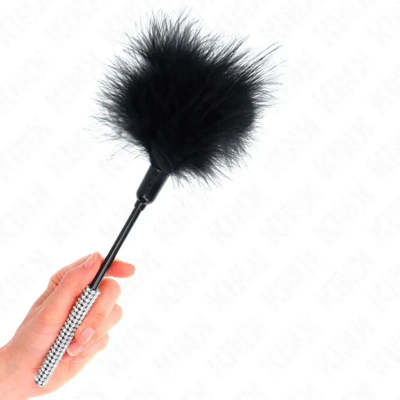 Plumeau BDSM en cuir noir avec manche orné de strass, accessoire de luxe pour jeux raffinés et sensations élégantes.