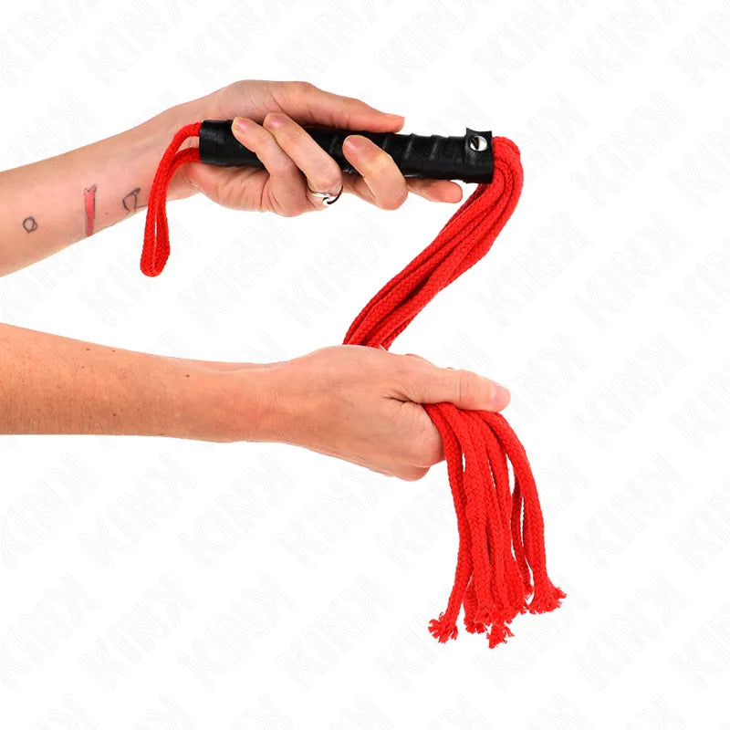 Cravache BDSM élégante en cuir noir, haute qualité, pour jeux érotiques raffinés et sensations intenses.
