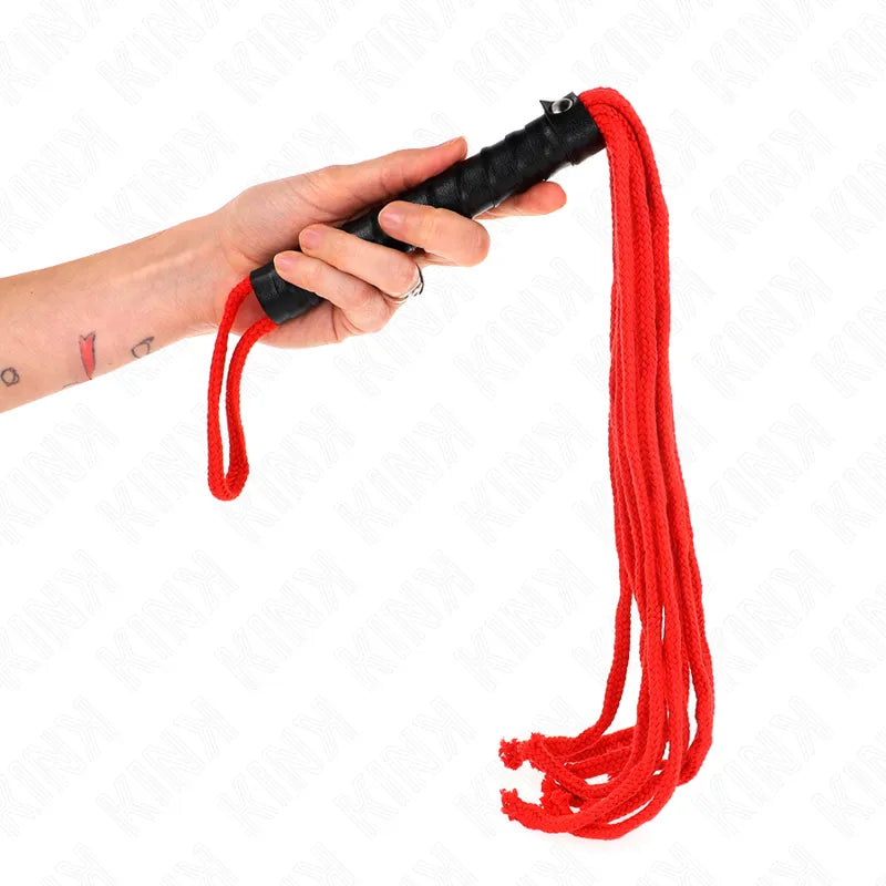 Fouet BDSM rouge et noir, poignée en cuir, lanières rouges, accessoire érotique haute qualité pour jeux sensuels.