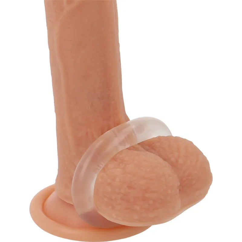 Anneau pénien transparent en TPE hypoallergénique, forme circulaire, sur modèle anatomique, confort et performance.