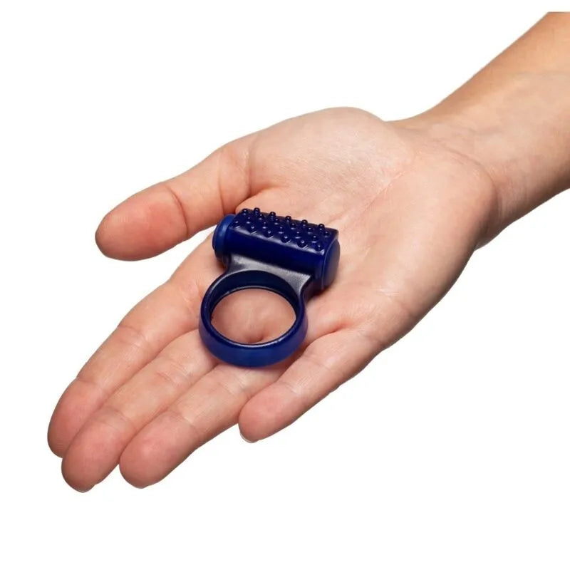 Anneau vibrant bleu en silicone avec pointes surélevées, ergonomique, pour couples, tenu dans une main.