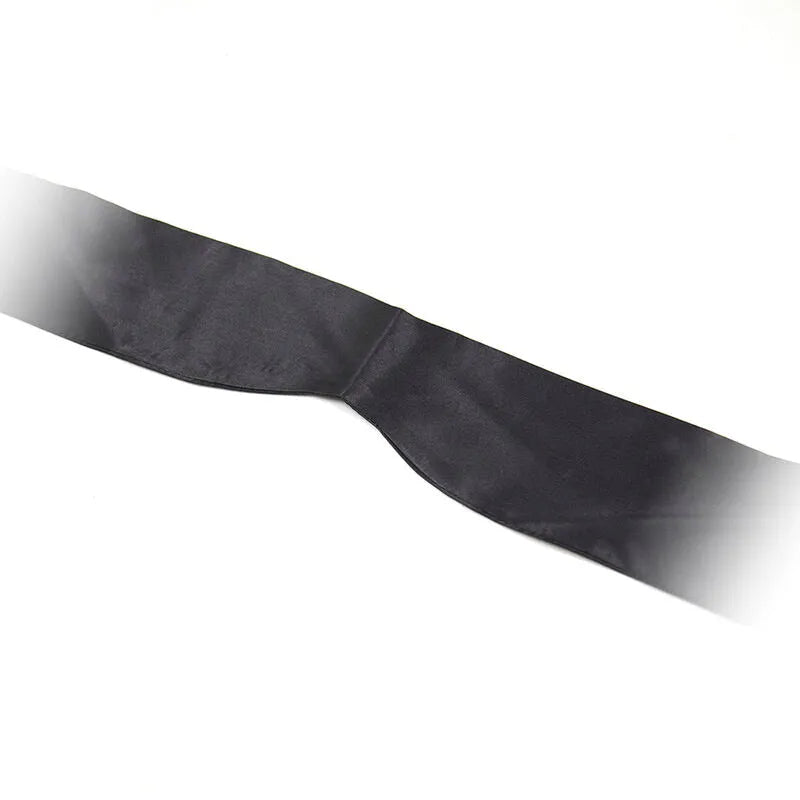 Bandeau satin noir fétichiste en polyester Ohmama, doux et luxueux, idéal pour jeux intimes et élégants.