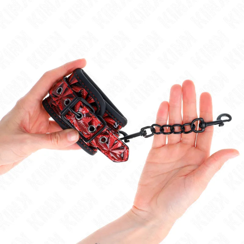 Bandes de poignet BDSM en cuir végétalien rouge, avec chaînes noires, élégantes et durables pour une expérience éthique.