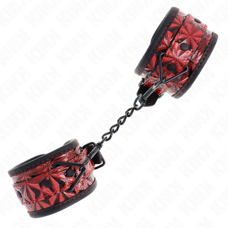 Bandes de poignet BDSM en cuir végétalien rouge élégant avec motifs, reliées par une chaîne noire robuste.