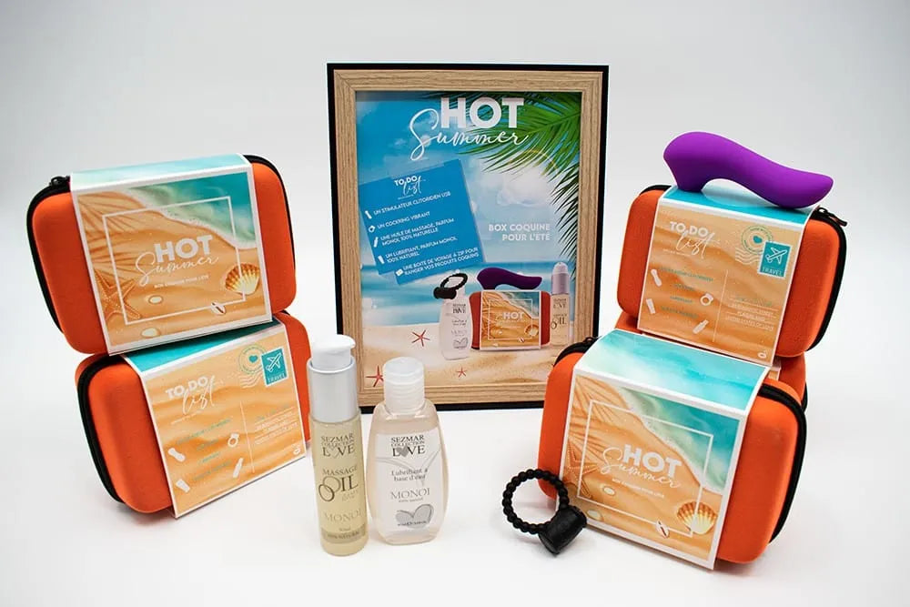 Box Couple Été avec produits Monoï, pochettes orange, huiles, accessoires bien-être, ambiance estivale plage.