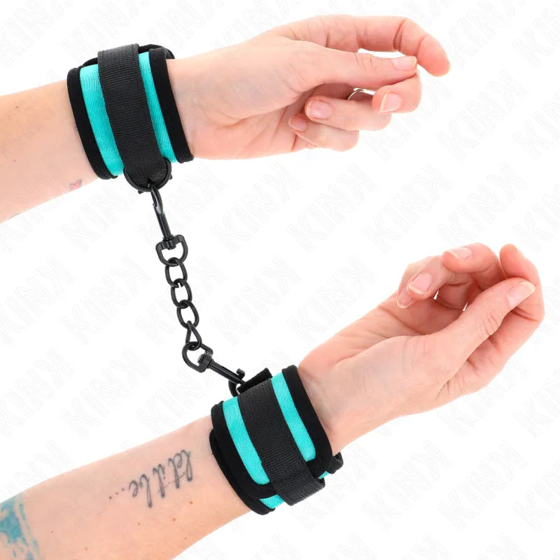 Bracelets BDSM turquoise et noirs en cuir végétalien avec chaîne, confortables et éthiques pour séances bondage.