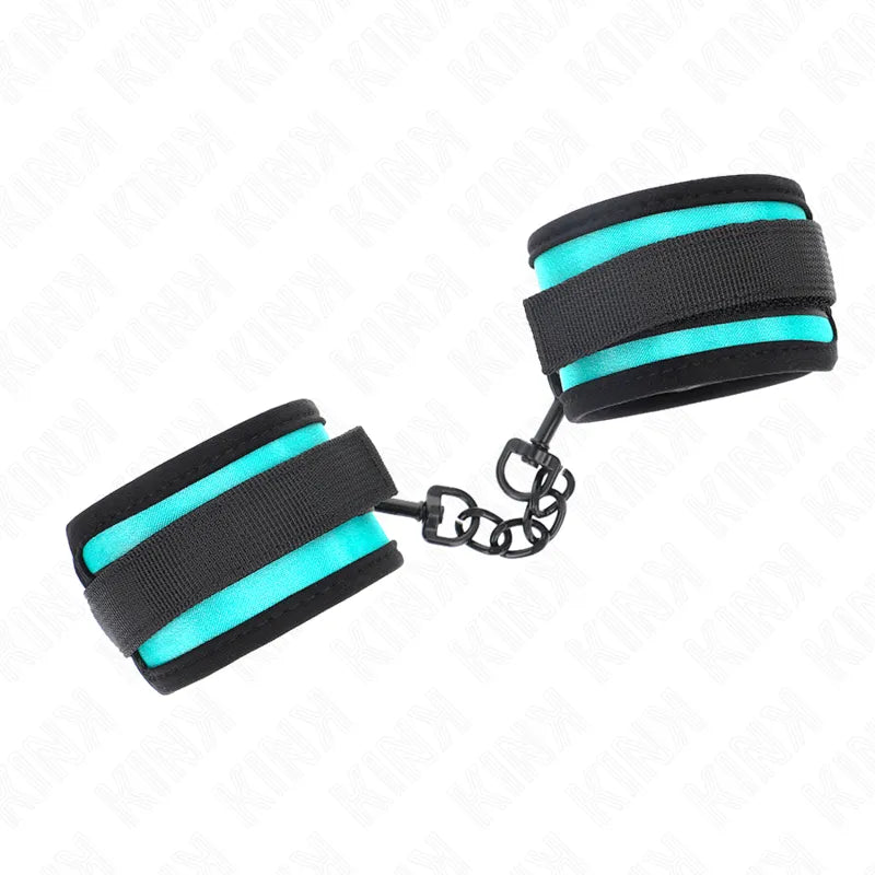 Bracelets BDSM en cuir végétalien noir et turquoise, reliés par une chaîne, confortables et élégants pour bondage.