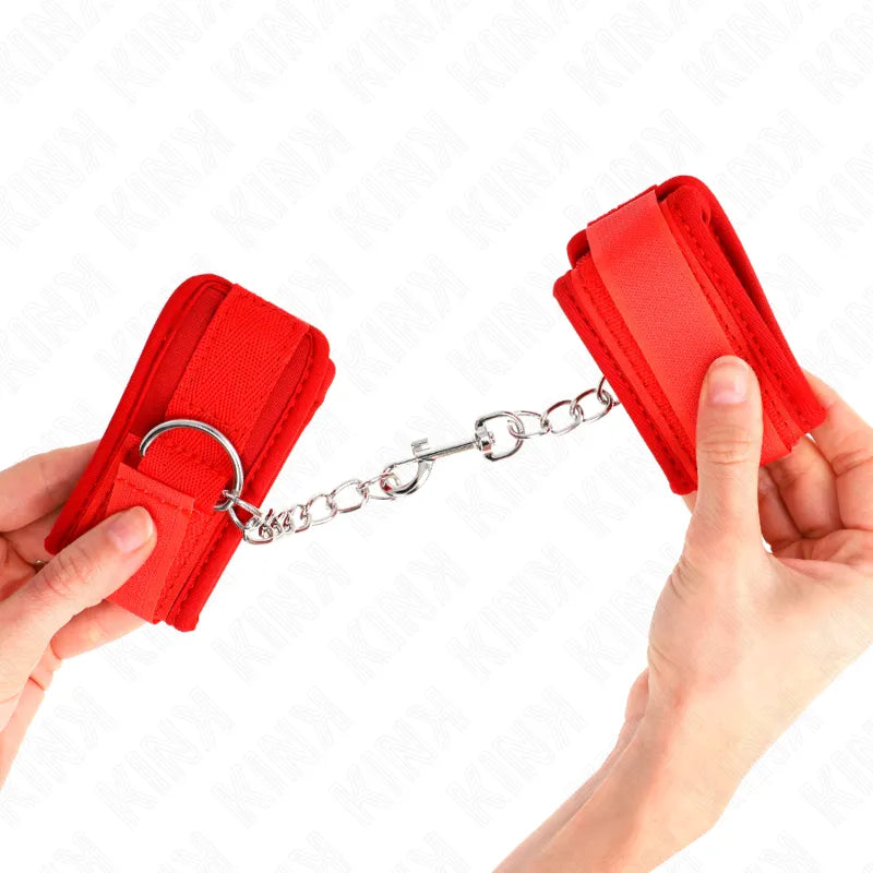 Bracelets BDSM en cuir rouge avec chaîne métallique, élégants et durables, pour expérience raffinée et maîtrisée.