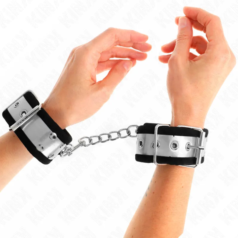 Bracelets BDSM en cuir végétalien noir avec boucles métalliques, chaîne argentée, design confortable et éthique.