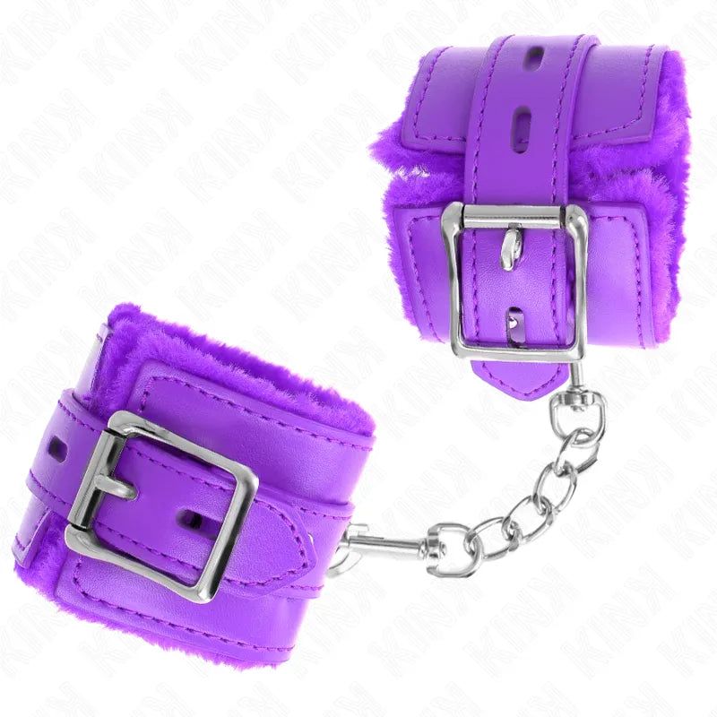 Bracelets BDSM violets en cuir vegan avec doublure douce, boucles métalliques et chaîne, confort et éthique assurés.