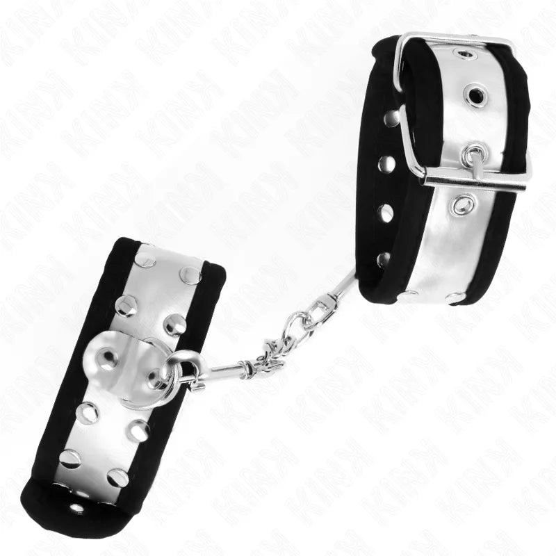 Bracelets BDSM en cuir végétalien noir avec boucles métalliques, design ergonomique pour confort et éthique.