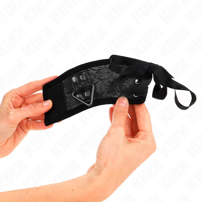 Bracelet BDSM noir en cuir végétalien avec motifs, ajustable, idéal pour débutants, éthique et durable.