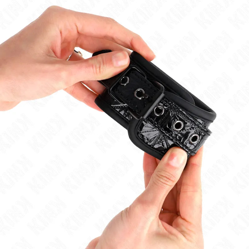 Bracelet BDSM en cuir noir véritable, design élégant avec boucle métallique, pour confort et sécurité.