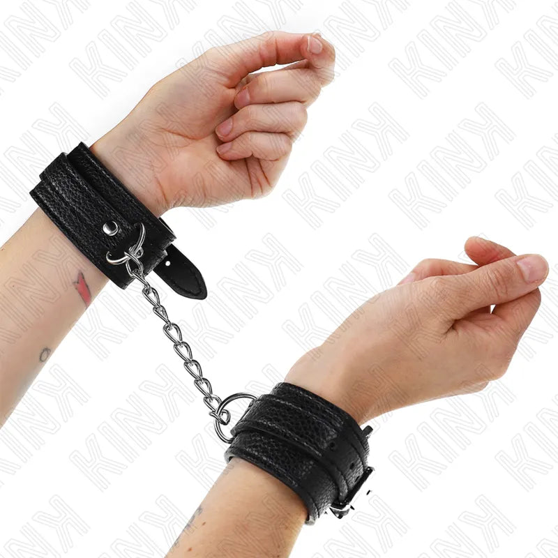 Bracelet BDSM en cuir noir ajustable avec chaîne, élégant et robuste, pour moments intimes sophistiqués.