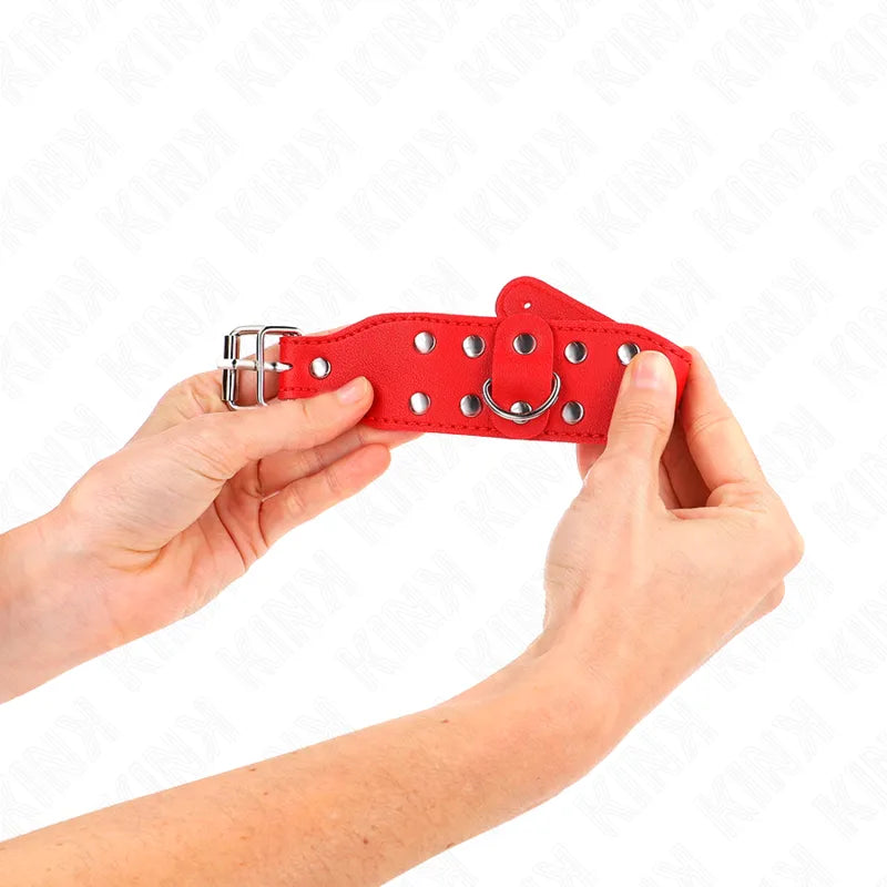 Bracelet BDSM en cuir rouge avec rivets métalliques, boucle ajustable, design élégant pour pratiques sophistiquées.