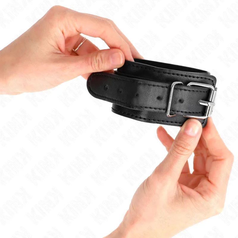 Bracelet BDSM en cuir noir véritable avec boucle métallique, design élégant et robuste pour expérience immersive.