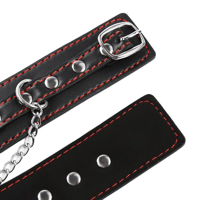 Bracelets BDSM en métal noir et rouge, réglables, avec chaîne et boucle, design robuste et élégant pour expérience sécurisée.