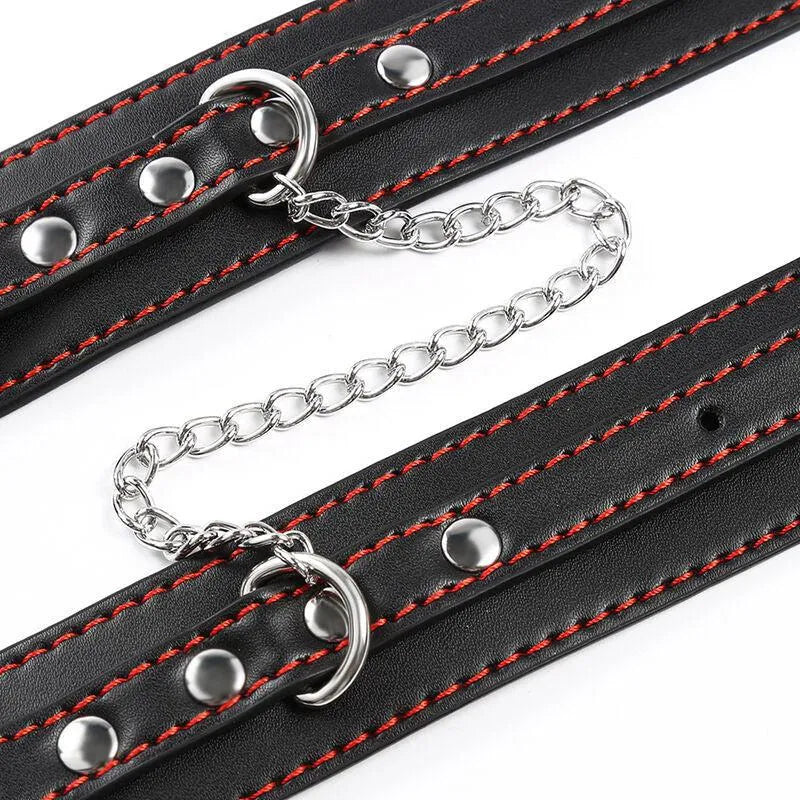 Bracelets BDSM en métal réglables Ohmama, noirs avec coutures rouges et chaîne argentée, robustes et élégants.
