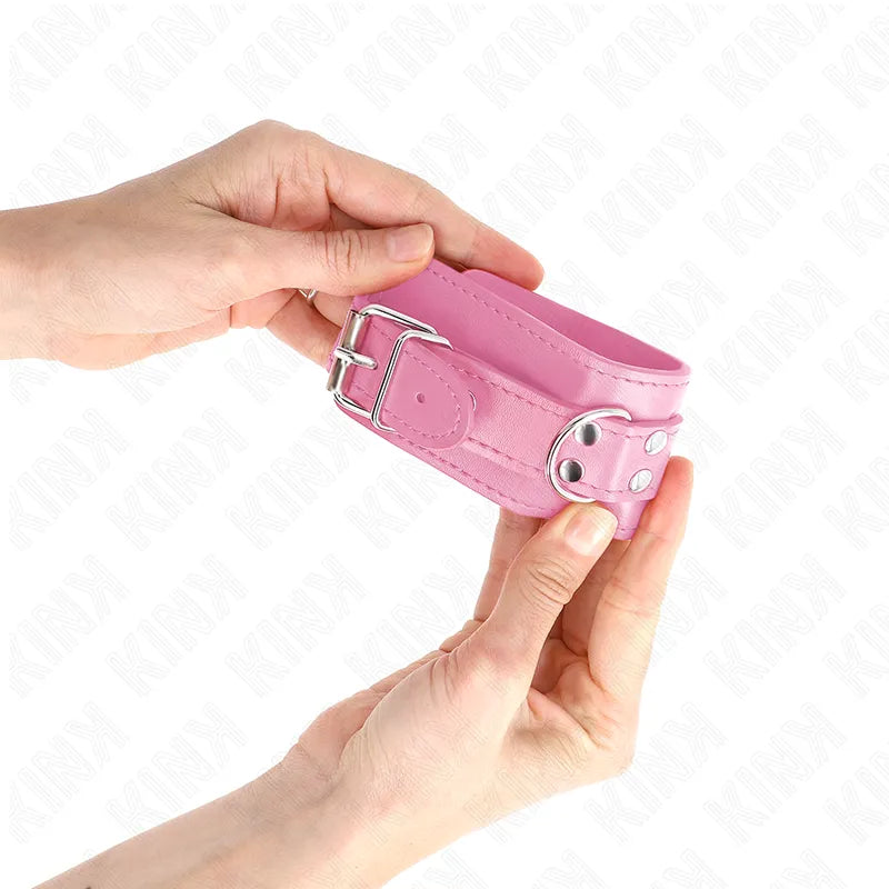 Bracelet BDSM en cuir rose, boucle argentée, design élégant et durable, pour style et confort lors des séances.