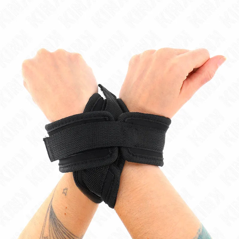 Bracelets de poignet BDSM en cuir noir, design élégant et sécurisé, pour séances kink, sur fond neutre.
