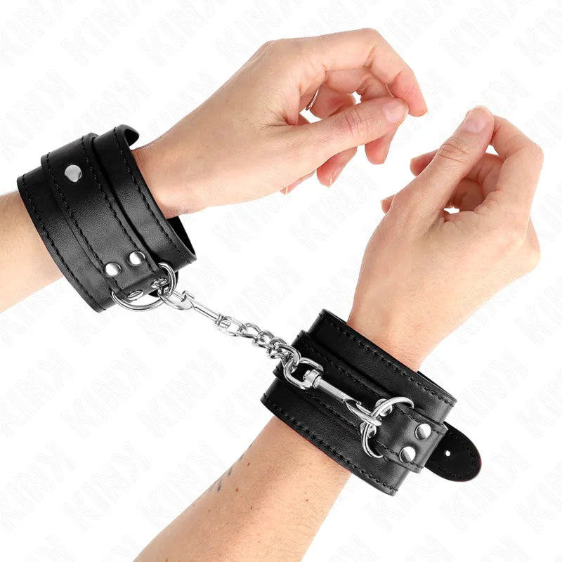 Bracelets de poignet BDSM en cuir noir élégant avec chaîne, design raffiné et durable pour amateurs de style et confort.