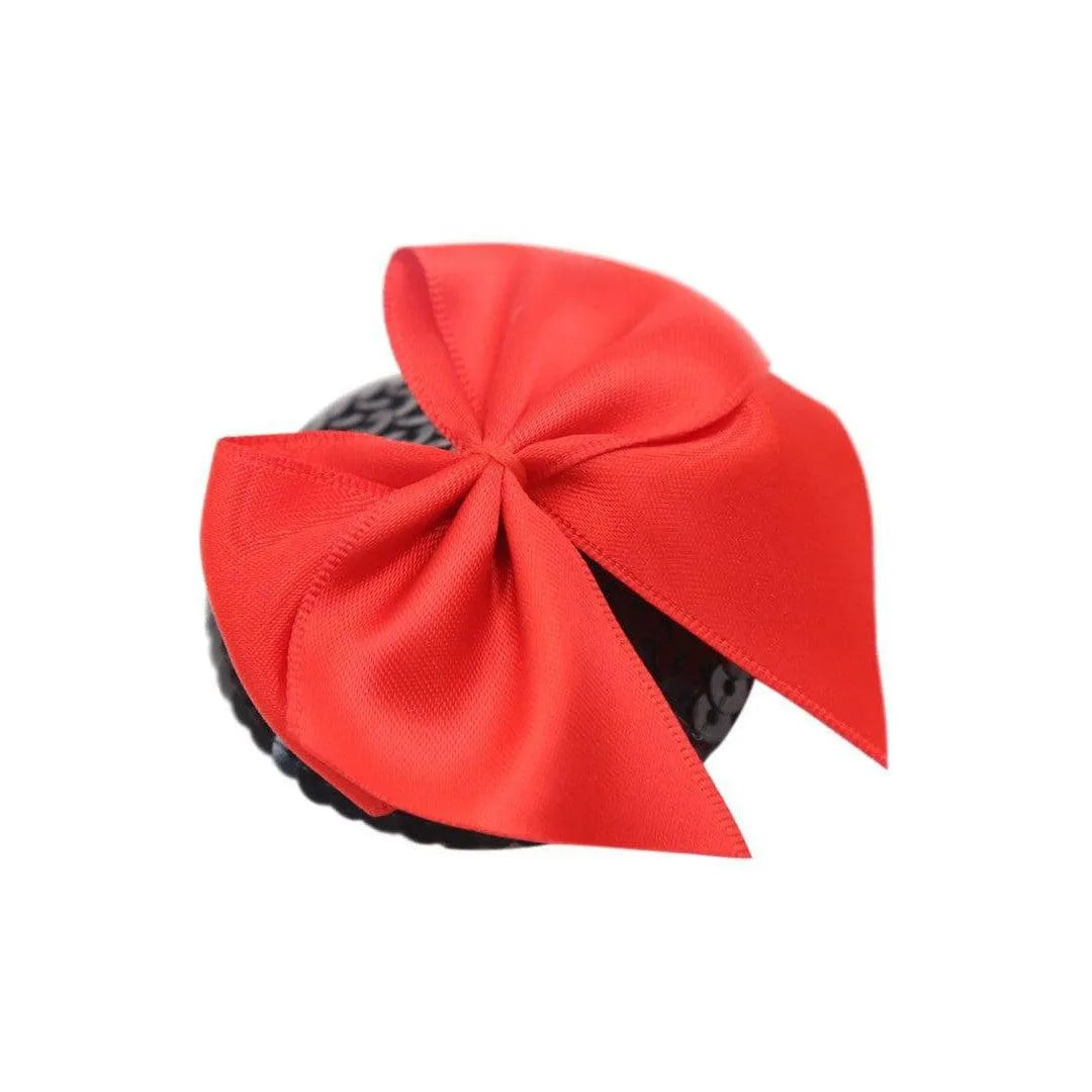 Cache tétons en satin noir avec noeud rouge élégant, accessoire raffiné et sophistiqué pour sublimer la poitrine.