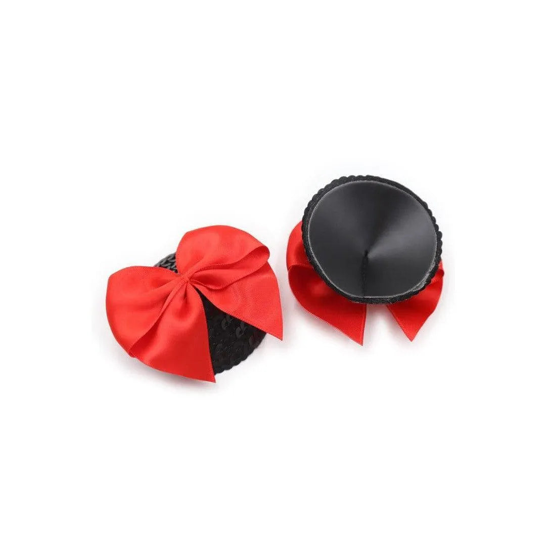 Cache tétons satin noir avec noeud rouge élégant, accessoire raffiné et sophistiqué pour sublimer la poitrine.