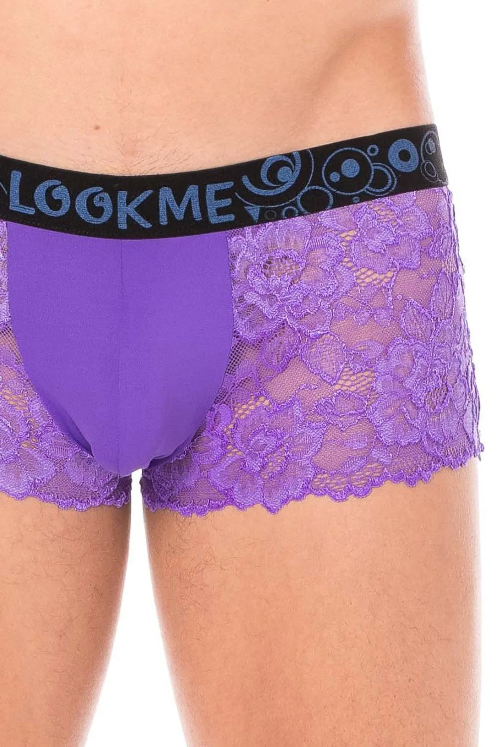 Caleçon homme violet en dentelle florale, poche opaque, ceinture noire avec motif, confort et élégance.