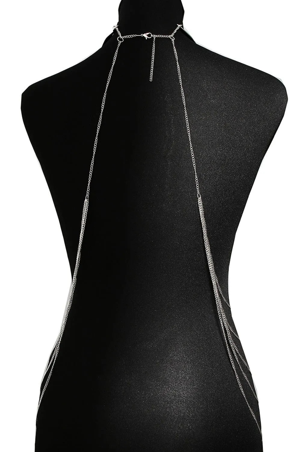 Chaîne de corps argentée élégante Be Lily, design raffiné, sur mannequin noir, accessoire glamour et sophistiqué.