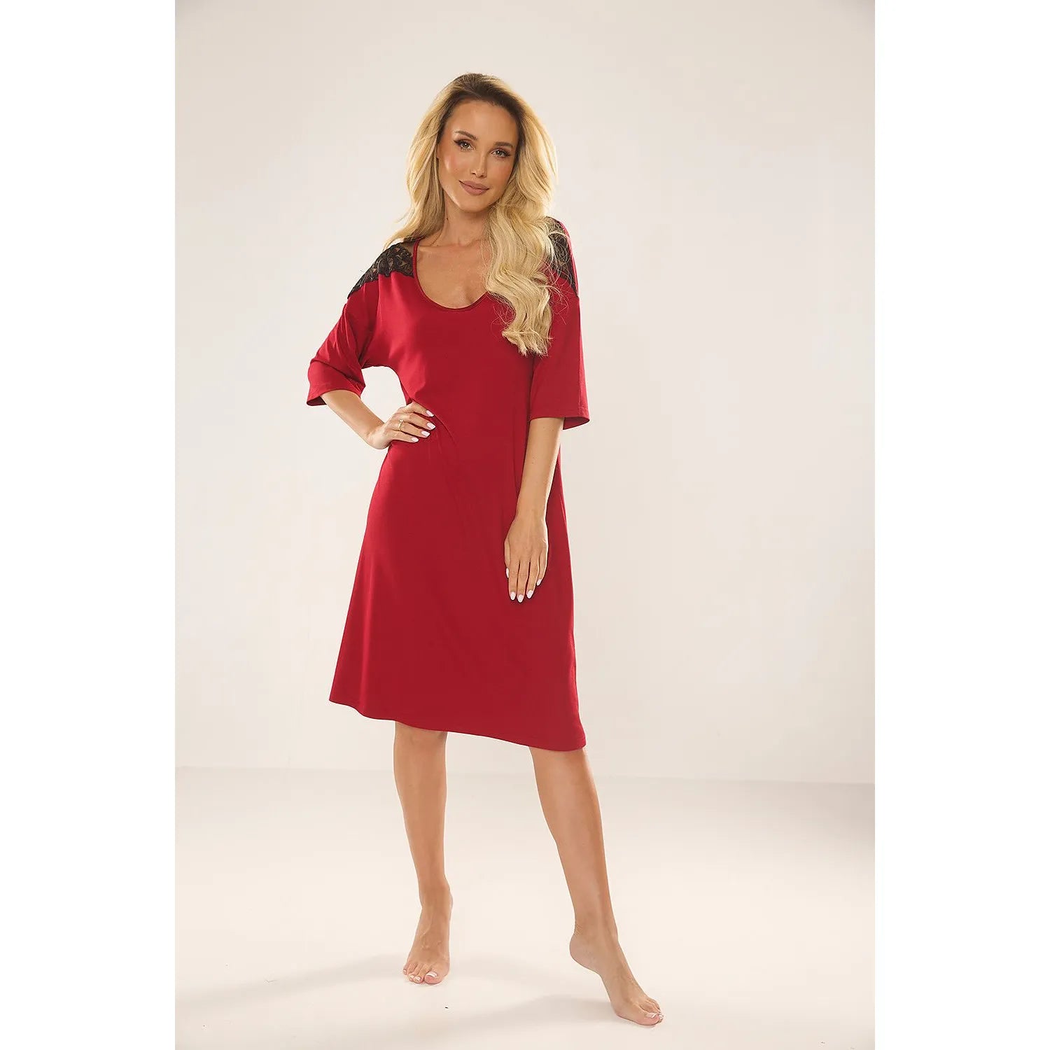 Chemise de nuit rouge Lafense, manches 3/4, dentelle noire, encolure ronde, longueur sous genou, viscose confortable.