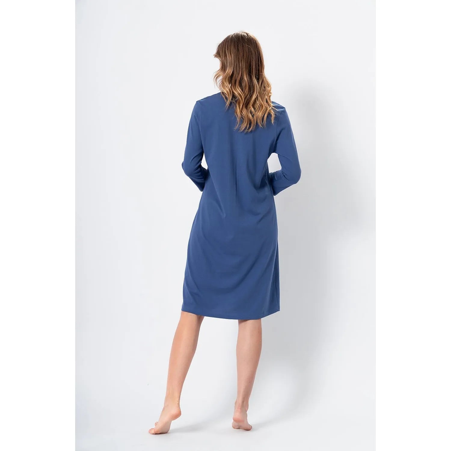 Chemise de nuit denim foncé, manches 7/8, encolure ronde, imprimé poitrine, longueur genoux, 100% coton.