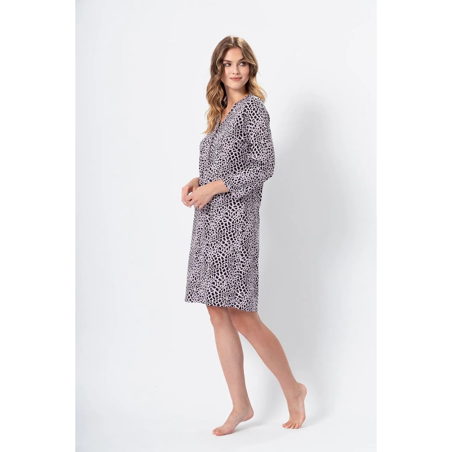 Chemise de nuit femme motif léopard noir et lys, manches 7/8, encolure V, longueur genou, 100% coton.