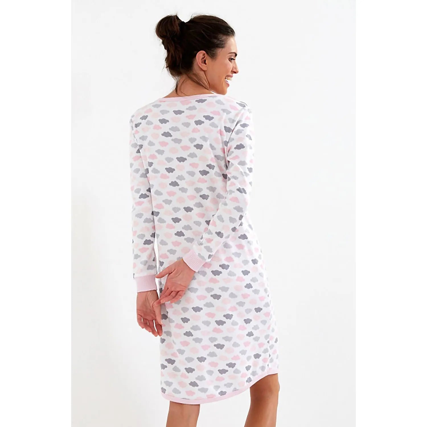 Chemise de nuit en coton blanc à motifs nuages roses et gris, manches longues, encolure ronde, boutons perlés, coupe ample.