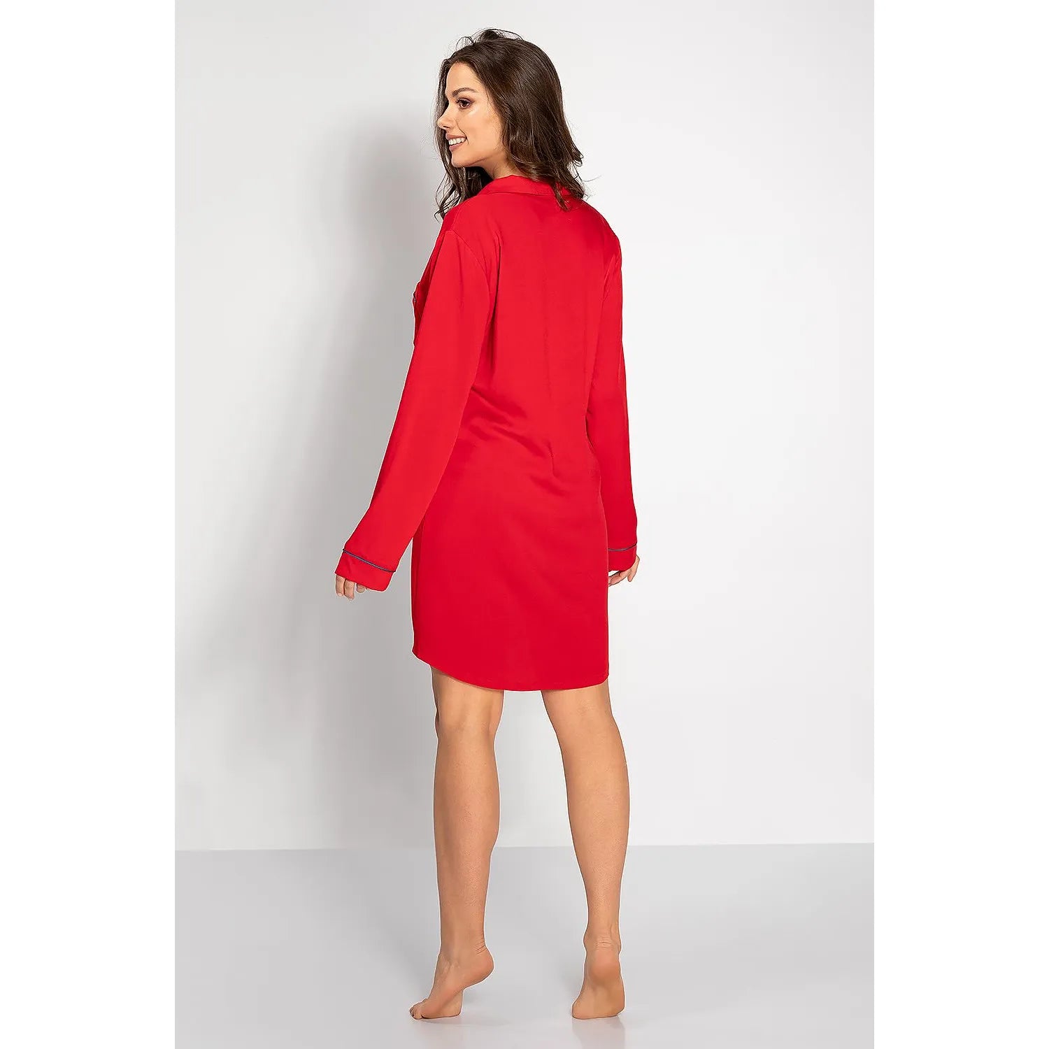 Chemise de nuit rouge avec encolure en V, passepoils élégants, boutons devant, poche poitrine, tissu viscose doux.