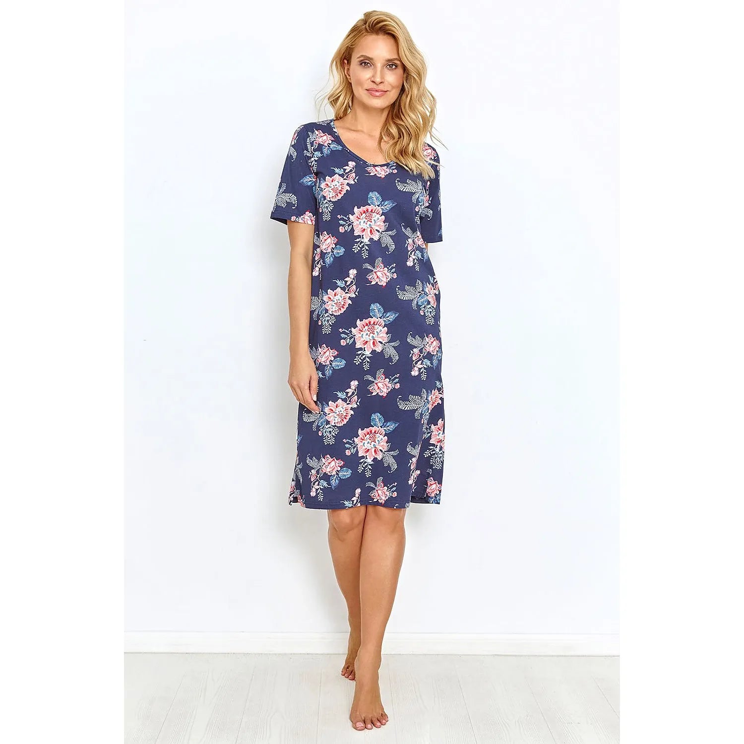 Chemise de nuit femme bleu marine à fleurs colorées, manches courtes, encolure demi-ronde, longueur genou, 100% coton.