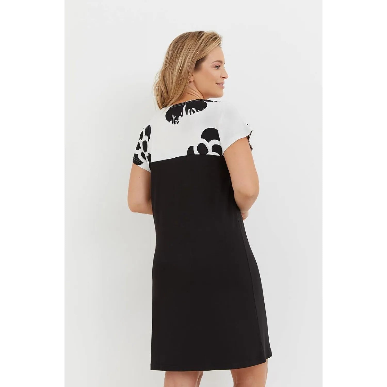 Chemise de nuit Lafense noire et blanche à motifs floraux, manches courtes, encolure ronde, coupe ample et élégante.