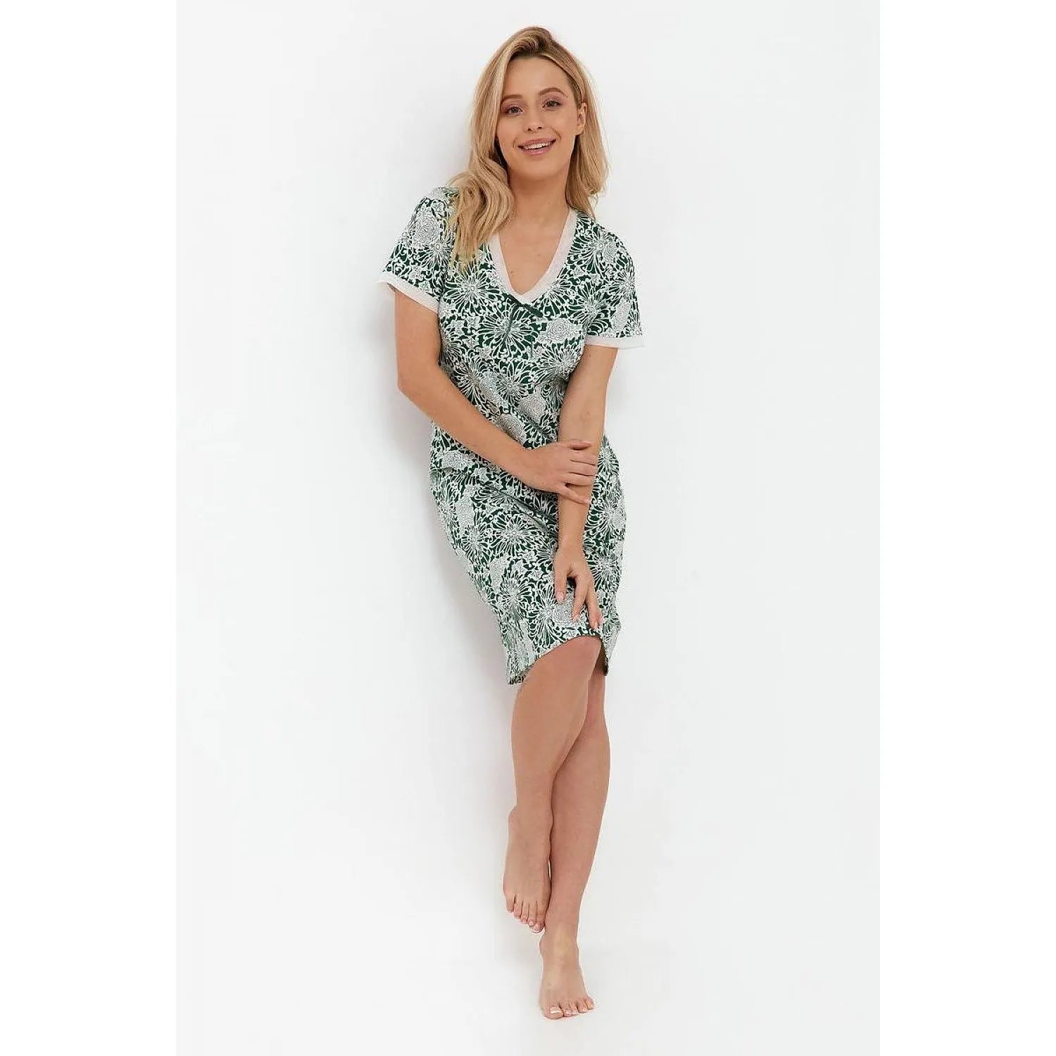 Chemise de nuit verte à motifs, manches courtes, décolleté en V avec filet délicat, longueur genou, élégante et confortable.