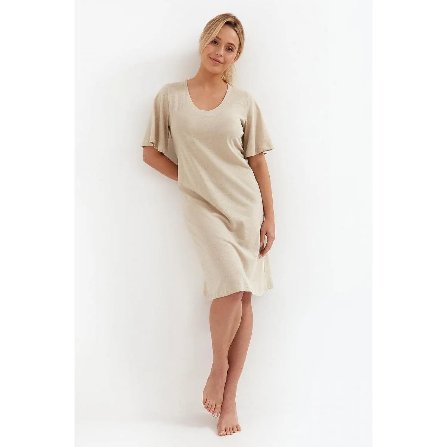 Chemise de nuit beige élégante en viscose-lin, manches courtes larges, encolure large, taille L à XXXL disponible.