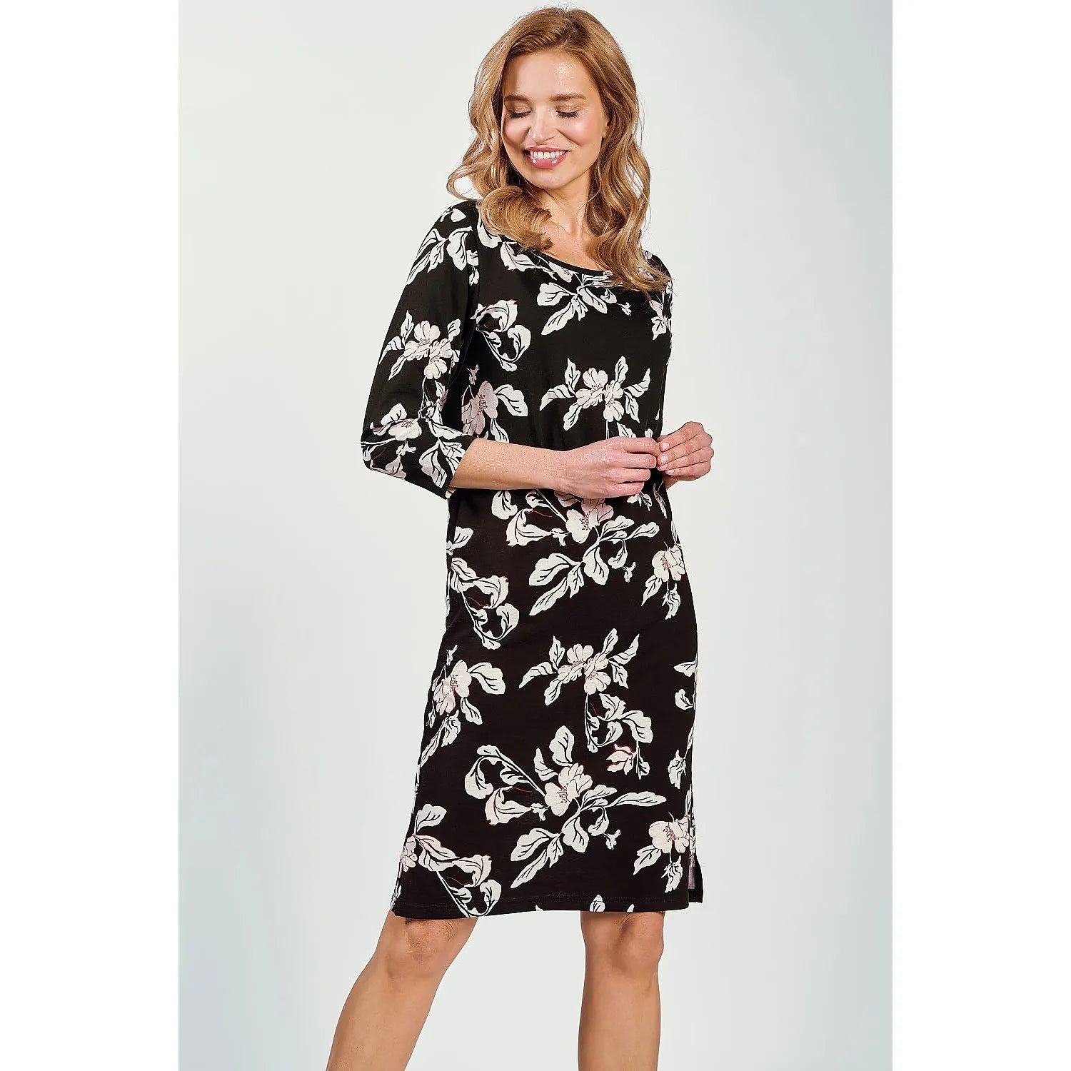 Chemise de nuit noire à motifs floraux, manches 3/4, encolure semi-circulaire, longueur avant genou, élégante et confortable.