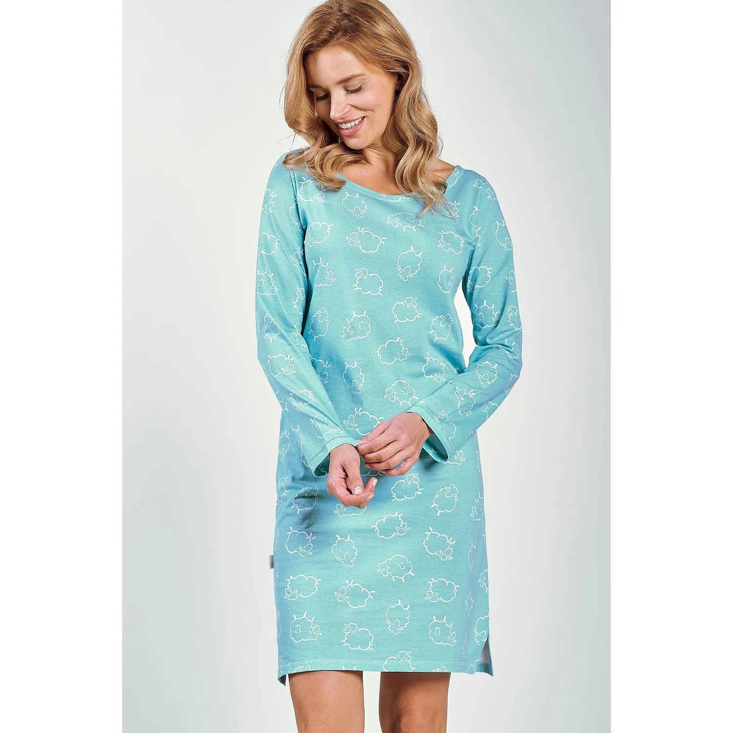 Chemise de nuit bleue à manches longues, encolure ronde, imprimé léger, coupe ample, longueur avant genou, fentes latérales.