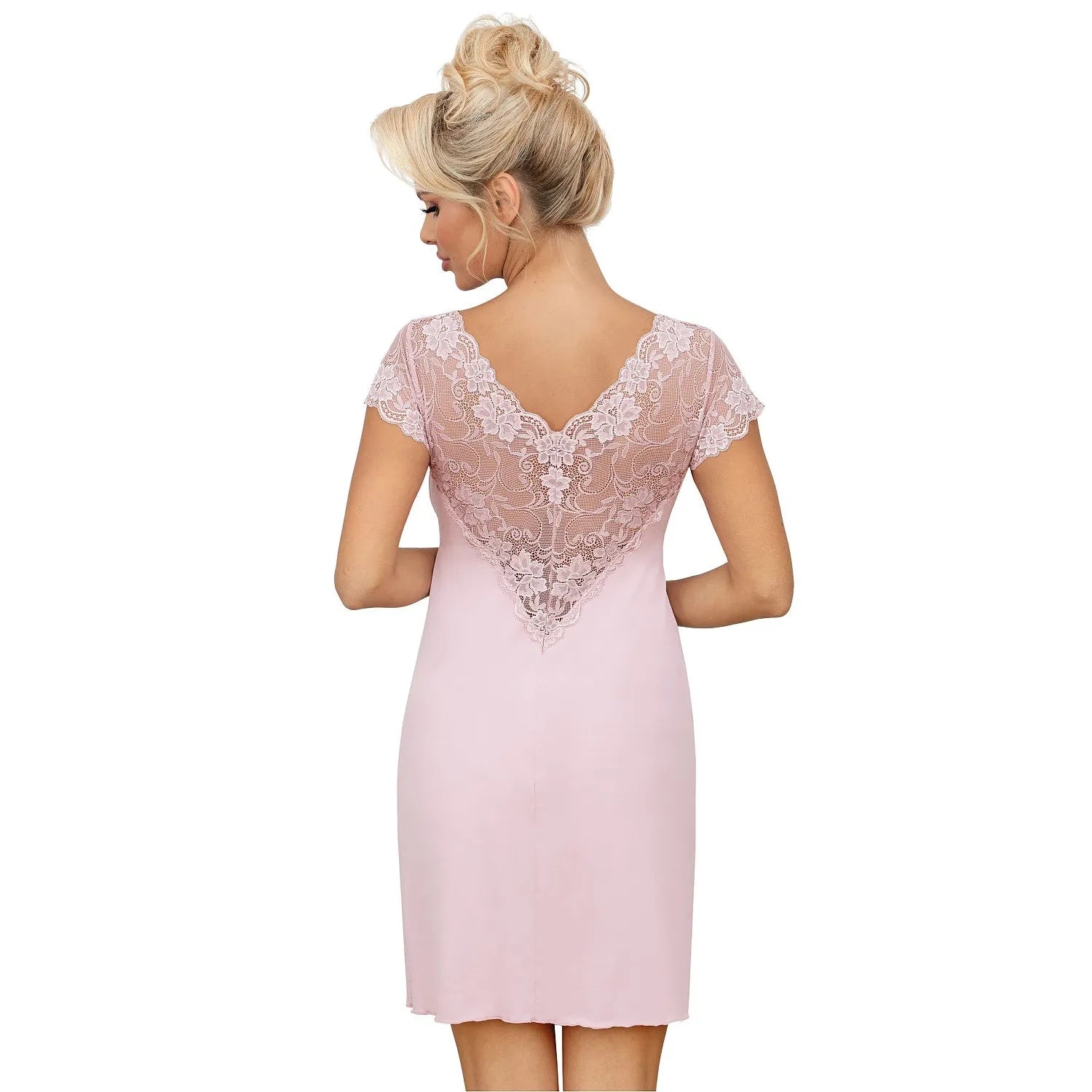 Chemise de nuit rose en viscose avec dentelle romantique au dos, décolleté en V, ajustement parfait, fabriquée en Pologne.