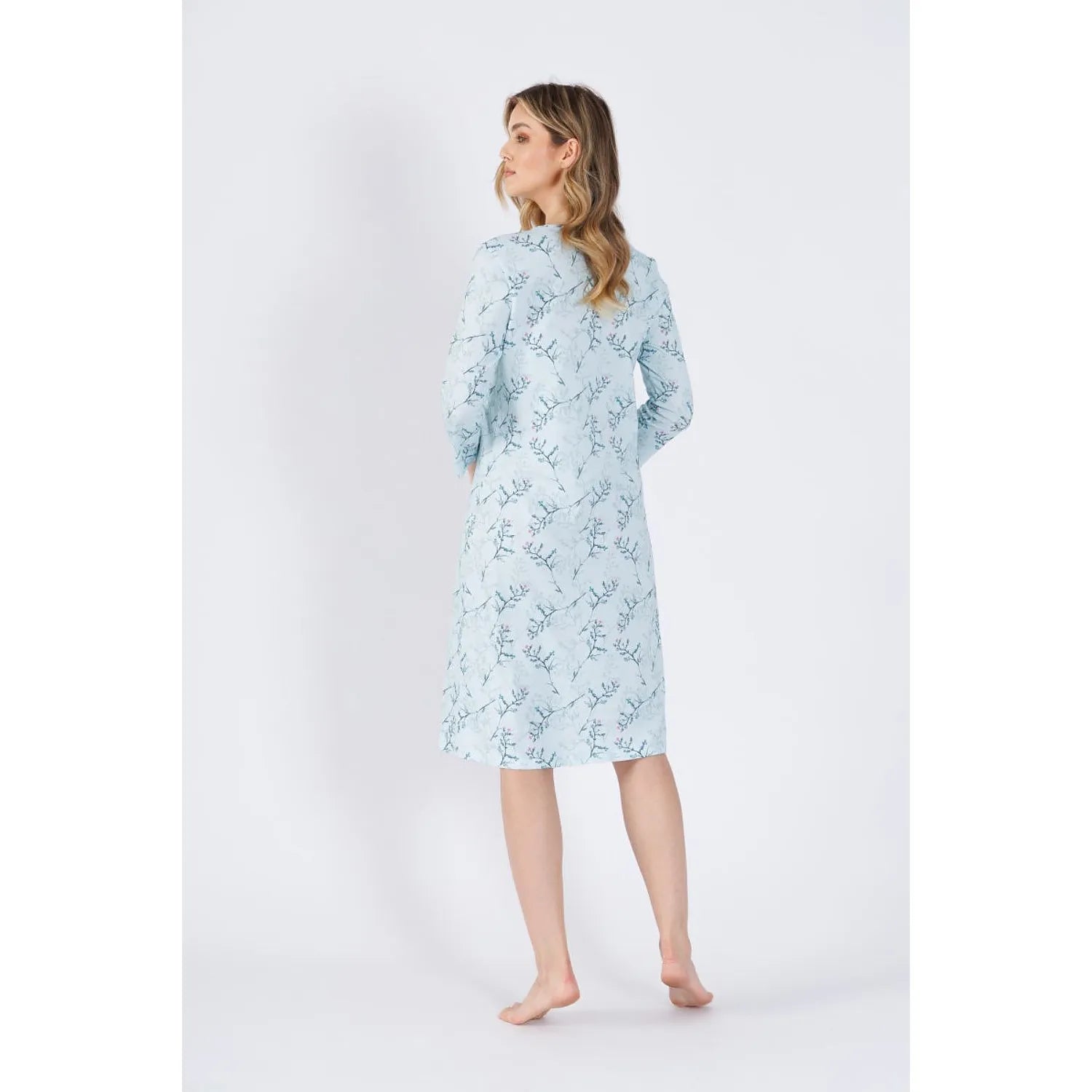 Chemise de nuit M-Max 199793, décolleté V, tissu doux imprimé, coupe ample, nœud décoratif, confort nocturne élégant.
