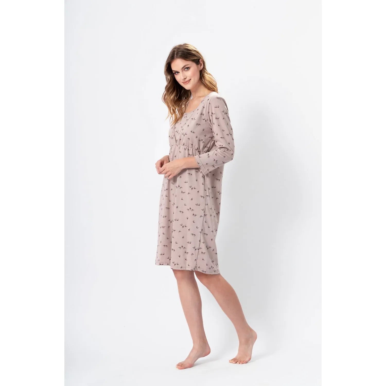 Chemise de nuit beige imprimée, manches 7/8, longueur genou, coupe ample, idéale pour allaitement.