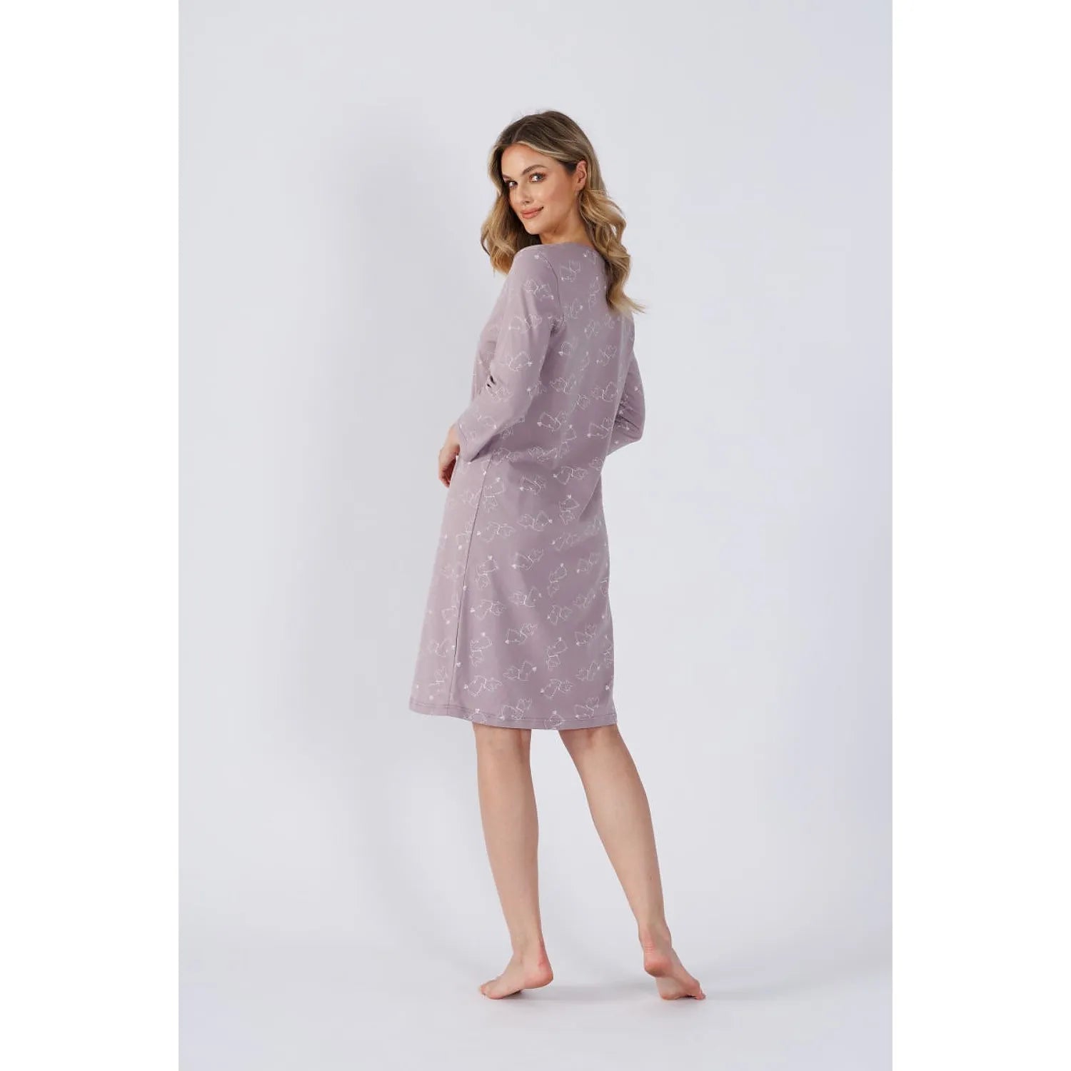 Chemise de nuit violette, manches 7/8, boutons devant, longueur genou, tissu imprimé élégant, coupe ample et confortable.