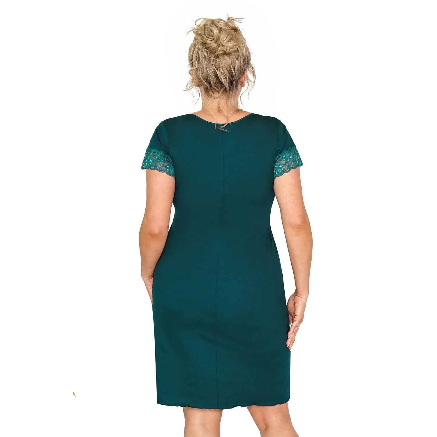 Chemise de nuit verte à manches courtes en dentelle, décolleté en V, coupe ample, viscose douce et aérée.