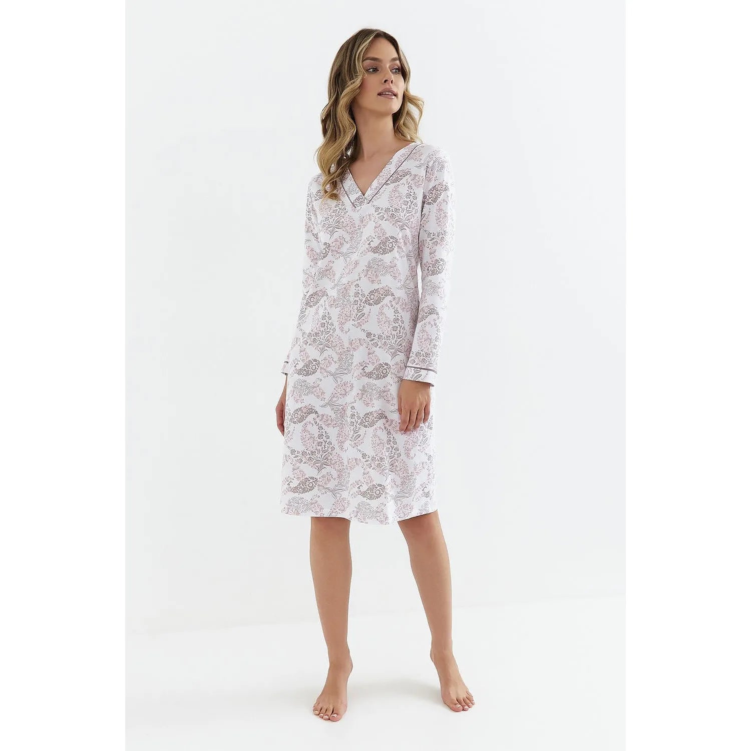 Chemise de nuit blanche à imprimé floral subtil, encolure en pointe, manches longues, longueur sous le genou.