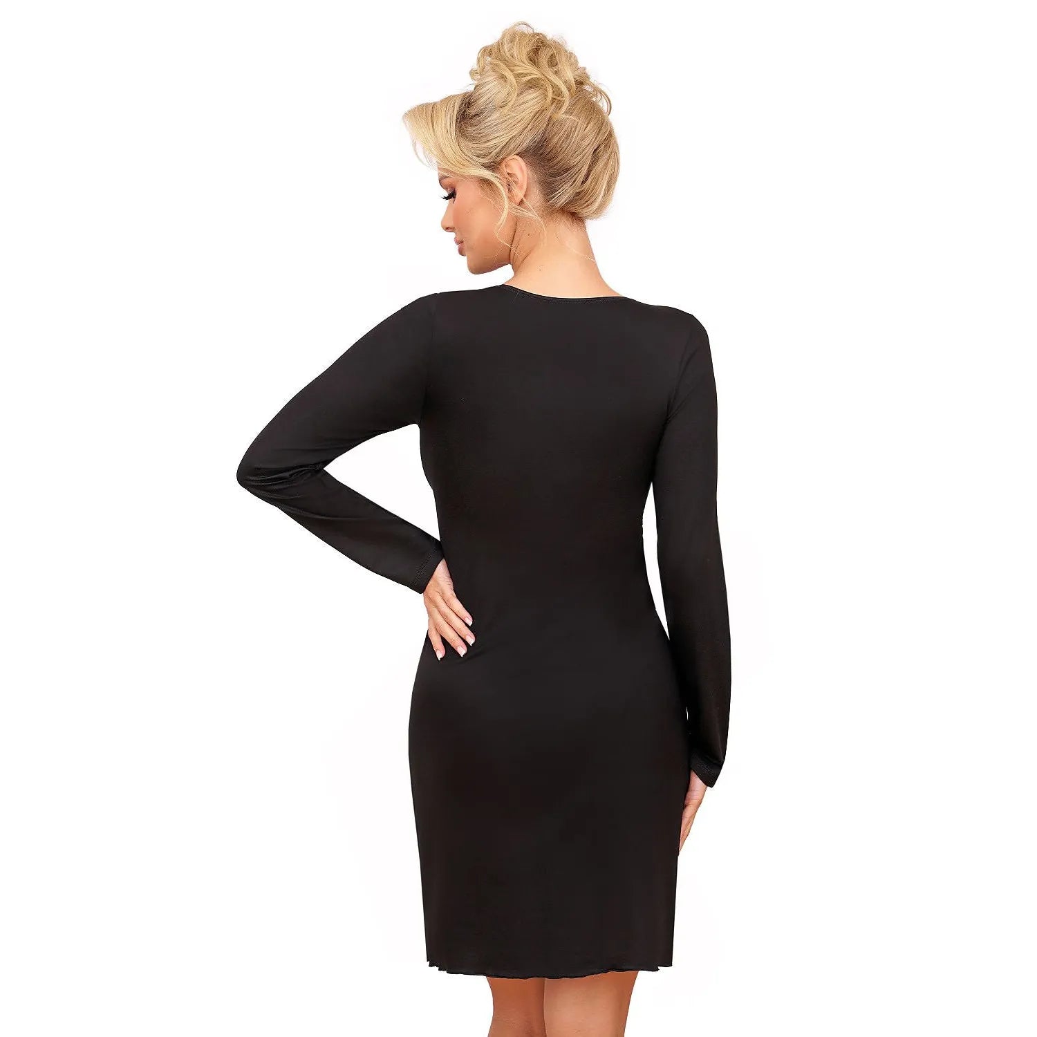 Chemise de nuit noire manches longues, dentelle élégante, tissu doux et élastique, accentue silhouette, produit polonais.