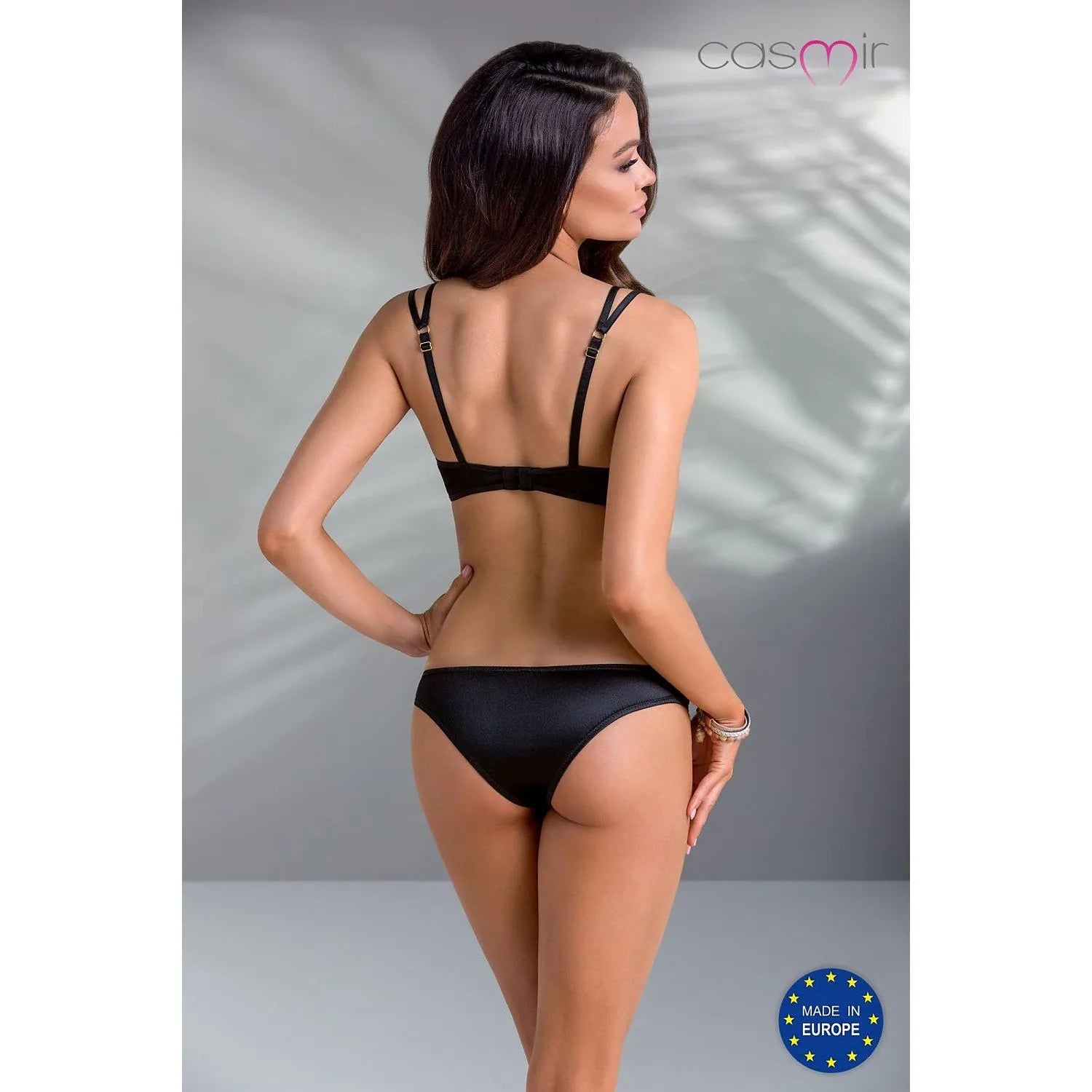 Body noir Casmir 206216, dentelle audacieuse, coupe bustier unique, bretelles réglables, féminin et moderne.