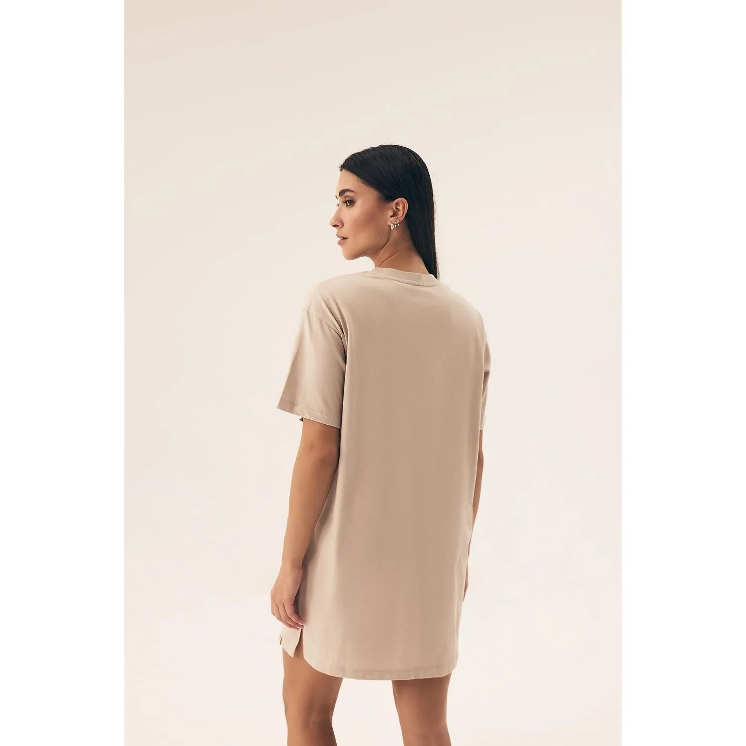 Chemise de nuit beige oversize, manches courtes, décolleté arrondi, fentes latérales, longueur genou, style moderne.